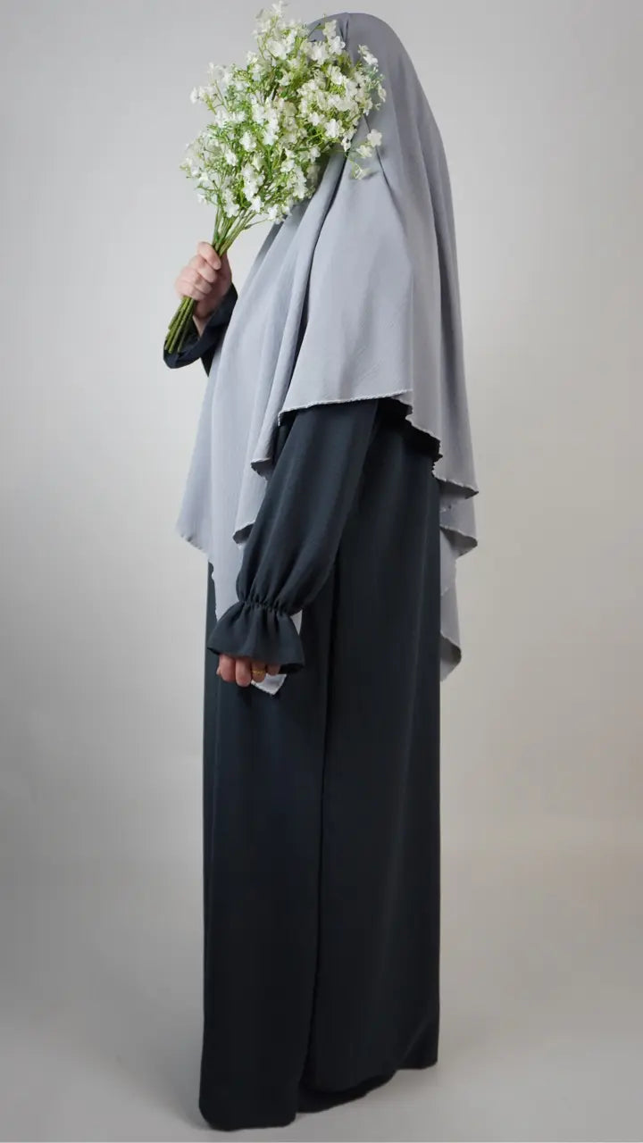 Abaya dunkelgrau aus Jazz-Stoff mit Rüschenärmeln, Seitenansicht