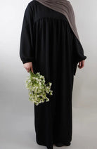 abaya aus jazzstoff in schwarz mit ballonärmeln und geraffter passe, vorderansicht