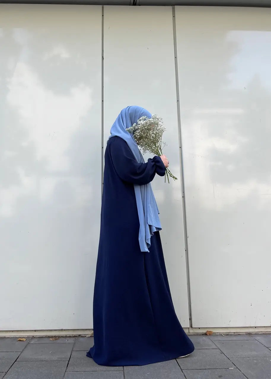 Abaya dunkelblau aus elastischem Jazz-Stoff mit Rüschenärmeln, Seitenansicht.