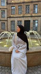 Beige Abaya in Leinenoptik, knöchellang (ca. 1,45 m), schlichte Frontansicht für Alltag und Modest Fashion.