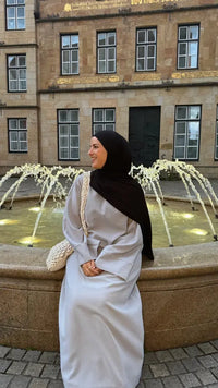 Beige Abaya in Leinenoptik, knöchellang (ca. 1,45 m), schlichte Frontansicht für Alltag und Modest Fashion.