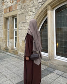 Taupefarbener Khimar aus Jazz, einlagig und blickdicht, Rückansicht getragen