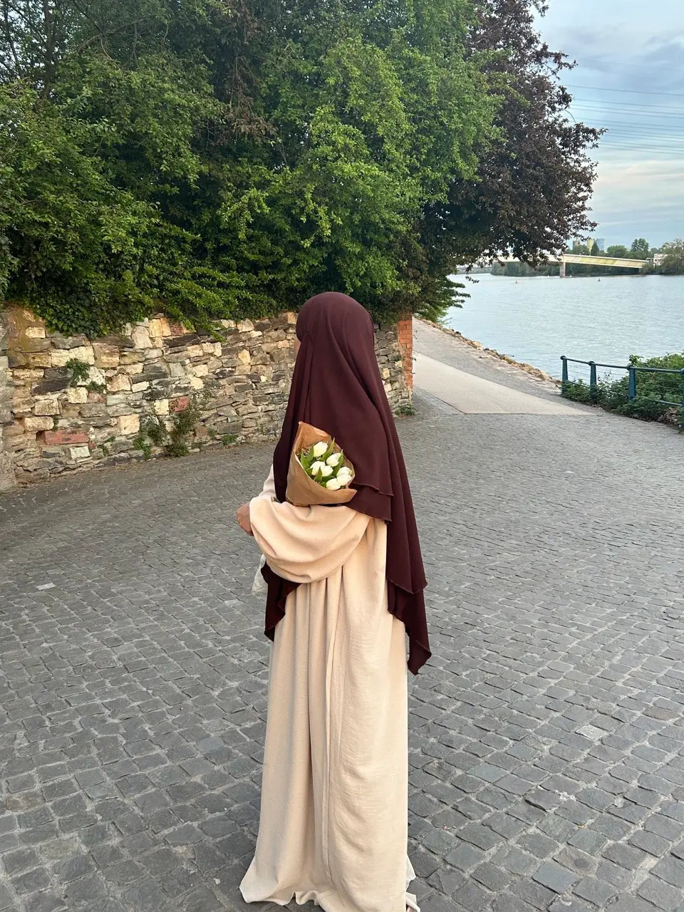 abaya beige aus elastischem jazz-stoff mit ballonärmeln, bodenlang, seitenansicht