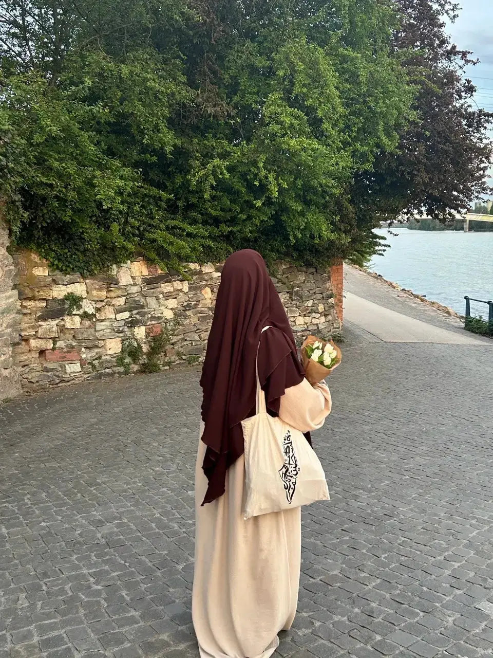 Dunkelbrauner Khimar aus Jazz, zweilagig mit fließender Drapierung, Rückansicht