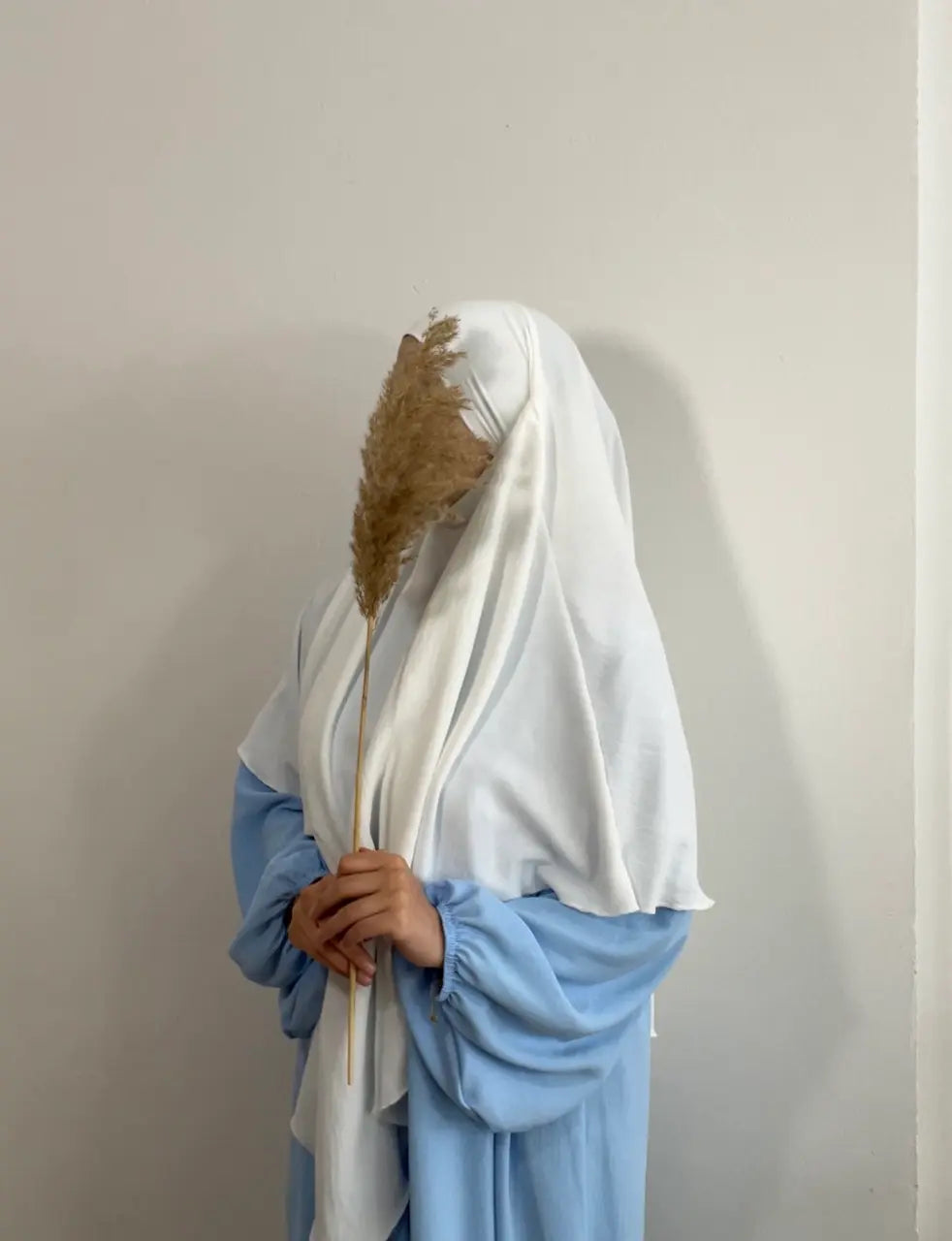 Abaya hellblau aus elastischem jazz-stoff mit ballonärmeln, vorderansicht