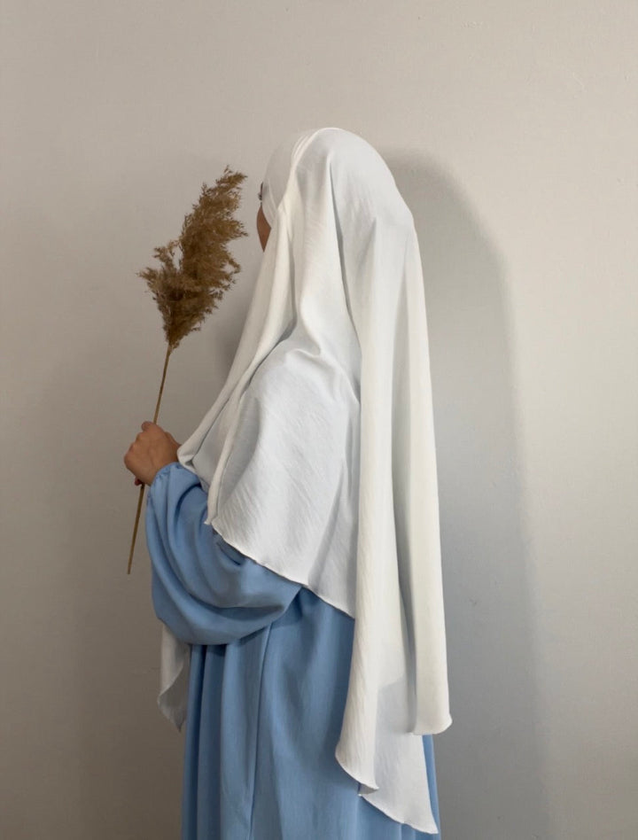 Weißer einlagiger Khimar aus Jazz, leicht und blickdicht über hellblauer Abaya, Seitenansicht