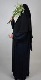 Abaya aus dunkelblauem Jazz-Stoff mit Ballonärmeln, Seitenansicht.