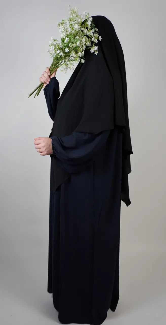 Abaya aus dunkelblauem Jazz-Stoff mit Ballonärmeln, Seitenansicht.