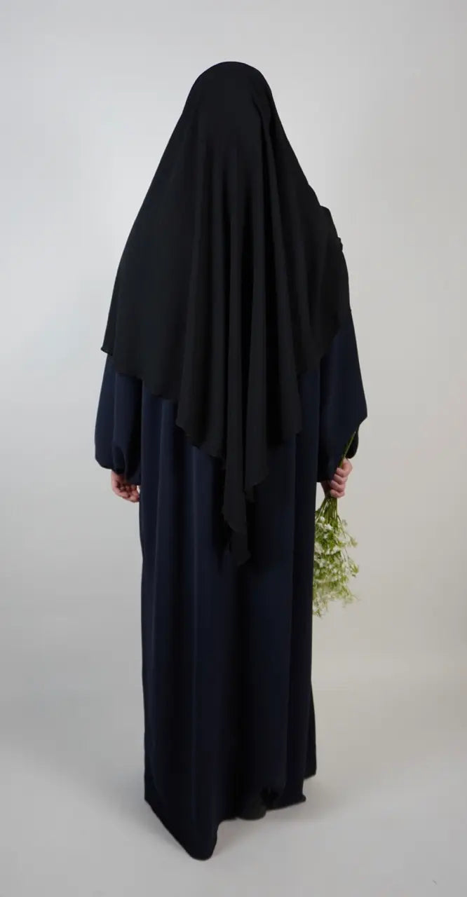 einlagiger schwarzer khimar aus jazz-stoff, rückenansicht, langes rückteil