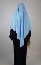 einlagiger khimar hellblau aus jazz-stoff, rückansicht mit langem, spitz zulaufendem saum