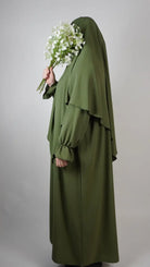 olivgrüne abaya mit ballonärmeln und farbgleichem lagen-khimar aus jazz-stoff, seitenansicht