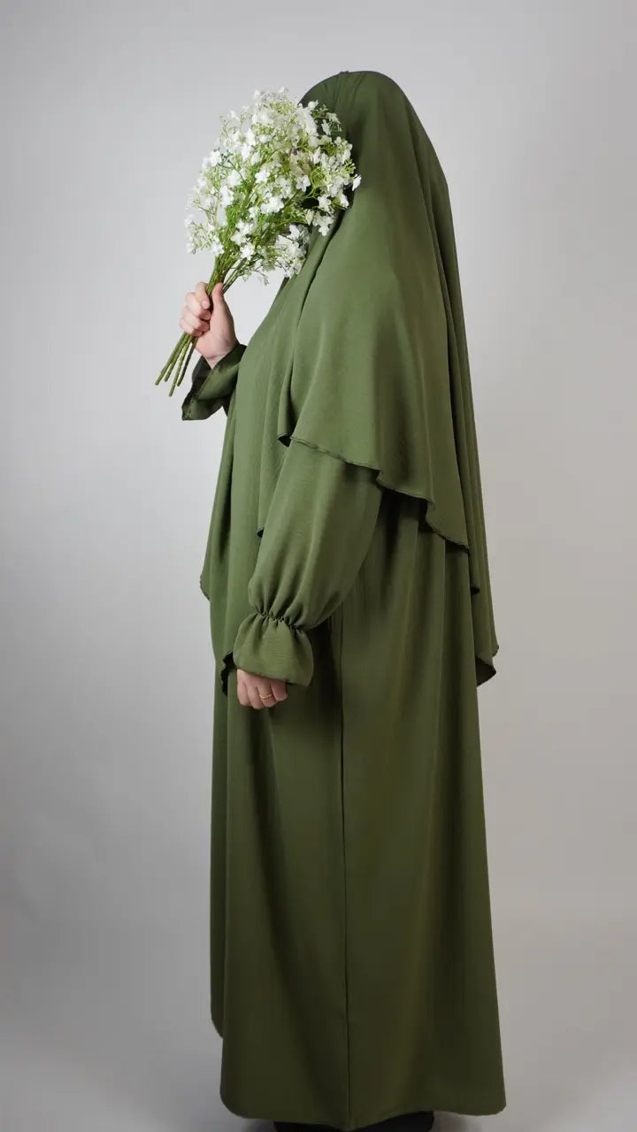 olivgrüne abaya mit ballonärmeln und farbgleichem lagen-khimar aus jazz-stoff, seitenansicht