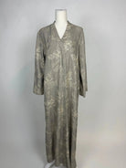 Grauer Kimono aus leichtem, gewebtem Stoff mit cremefarbenem Blumenmuster und V-Ausschnitt, Vorderansicht