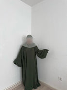 abaya olivgrün aus luftigem jazzstoff mit extra weitem fall und weiten ärmeln, bodenlang, frontansicht