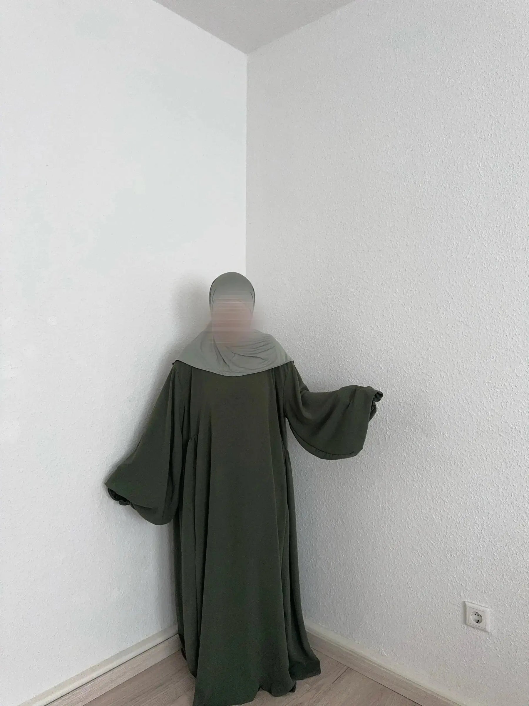 abaya olivgrün aus luftigem jazzstoff mit extra weitem fall und weiten ärmeln, bodenlang, frontansicht