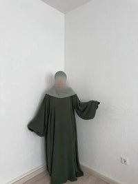 abaya olivgrün aus luftigem jazzstoff mit extra weitem fall und weiten ärmeln, bodenlang, frontansicht