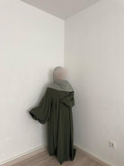 Olivgrüne Abaya aus Jazz-Stoff mit weiten Ärmeln und extra weitem Schnitt, Rückansicht