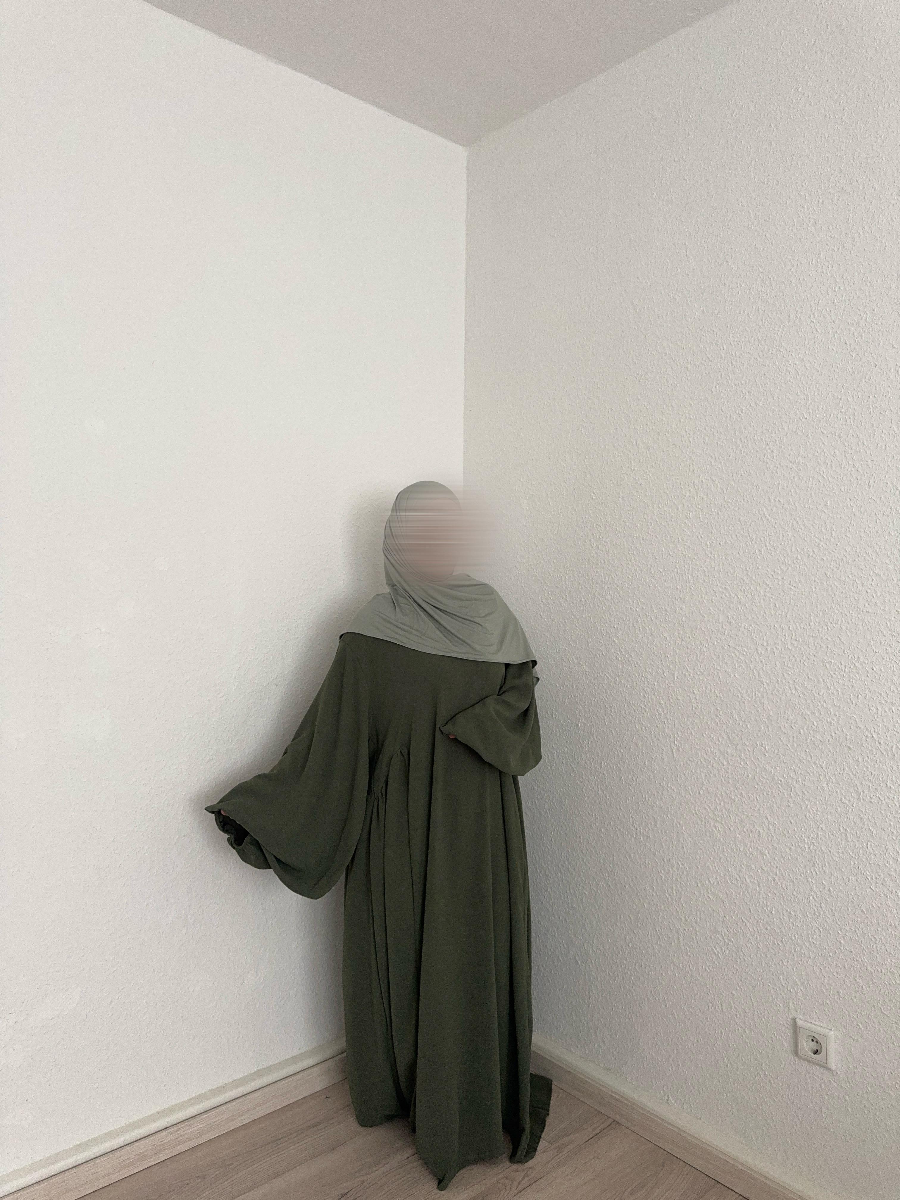 Olivgrüne Abaya aus Jazz-Stoff mit weiten Ärmeln und extra weitem Schnitt, Rückansicht