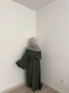 Abaya olivgrün aus Jazzstoff mit weiten Ärmeln und extraweitem Fall, Rückansicht mit Rückennaht