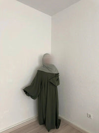 Abaya olivgrün aus Jazzstoff mit weiten Ärmeln und extraweitem Fall, Rückansicht mit Rückennaht