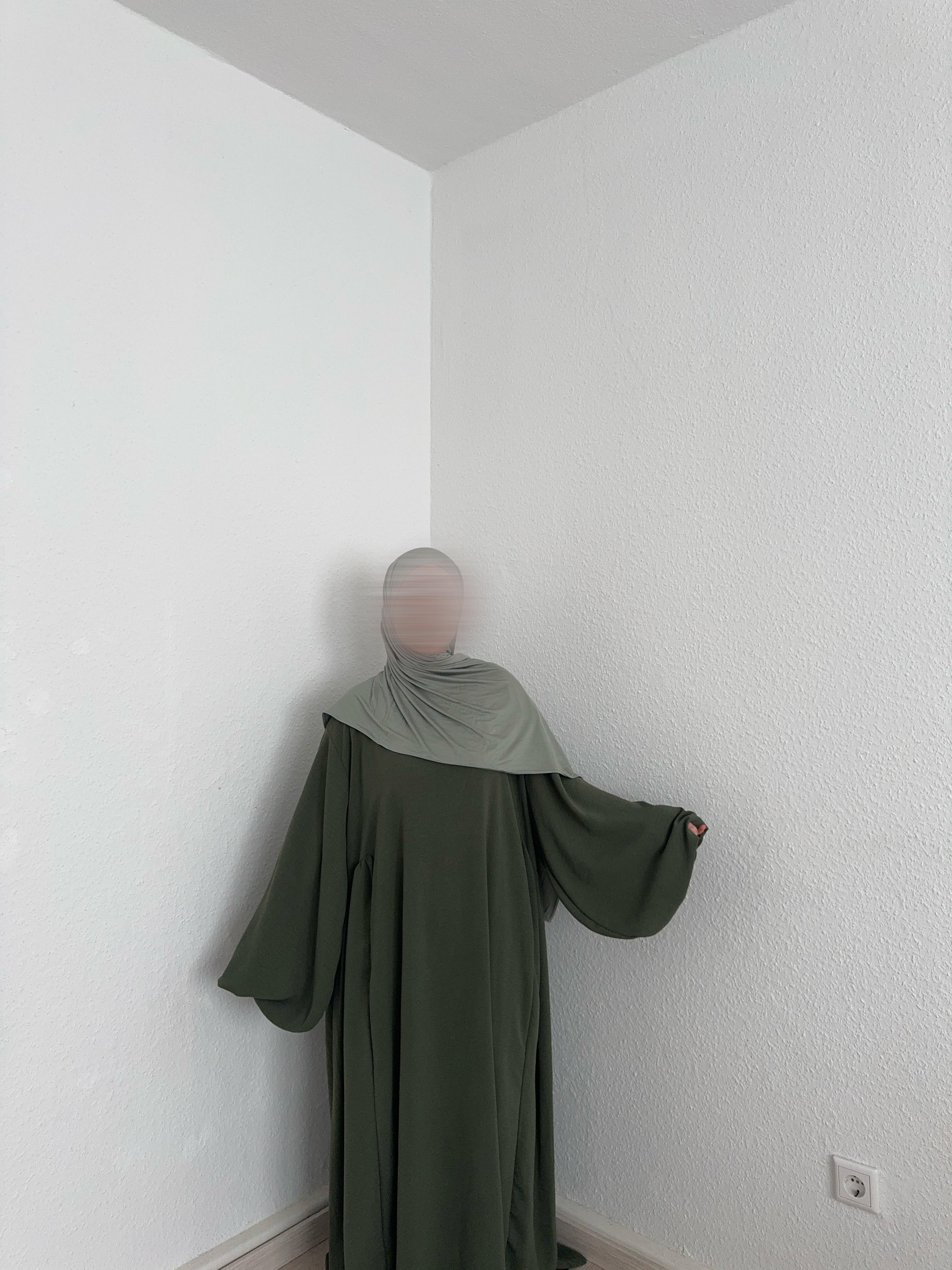 Olivgrüne Abaya Merve aus luftigem Stoff mit sehr weiten Ärmeln, Vorderansicht