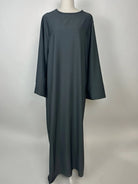 dunkelgraue, bodenlange Abaya mit weiten langen Ärmeln und Rundhalsausschnitt, Vorderansicht