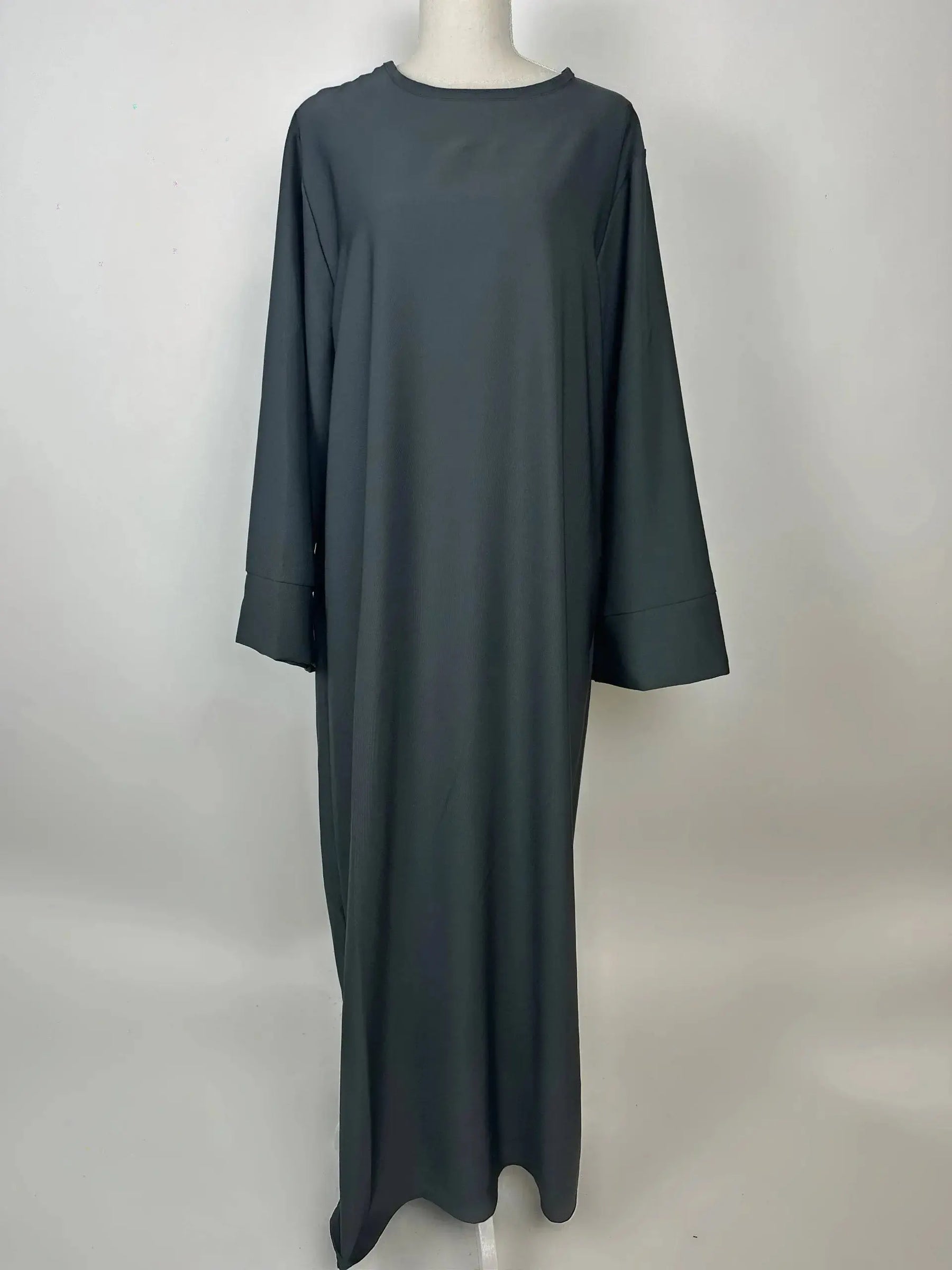 dunkelgraue, bodenlange Abaya mit weiten langen Ärmeln und Rundhalsausschnitt, Vorderansicht
