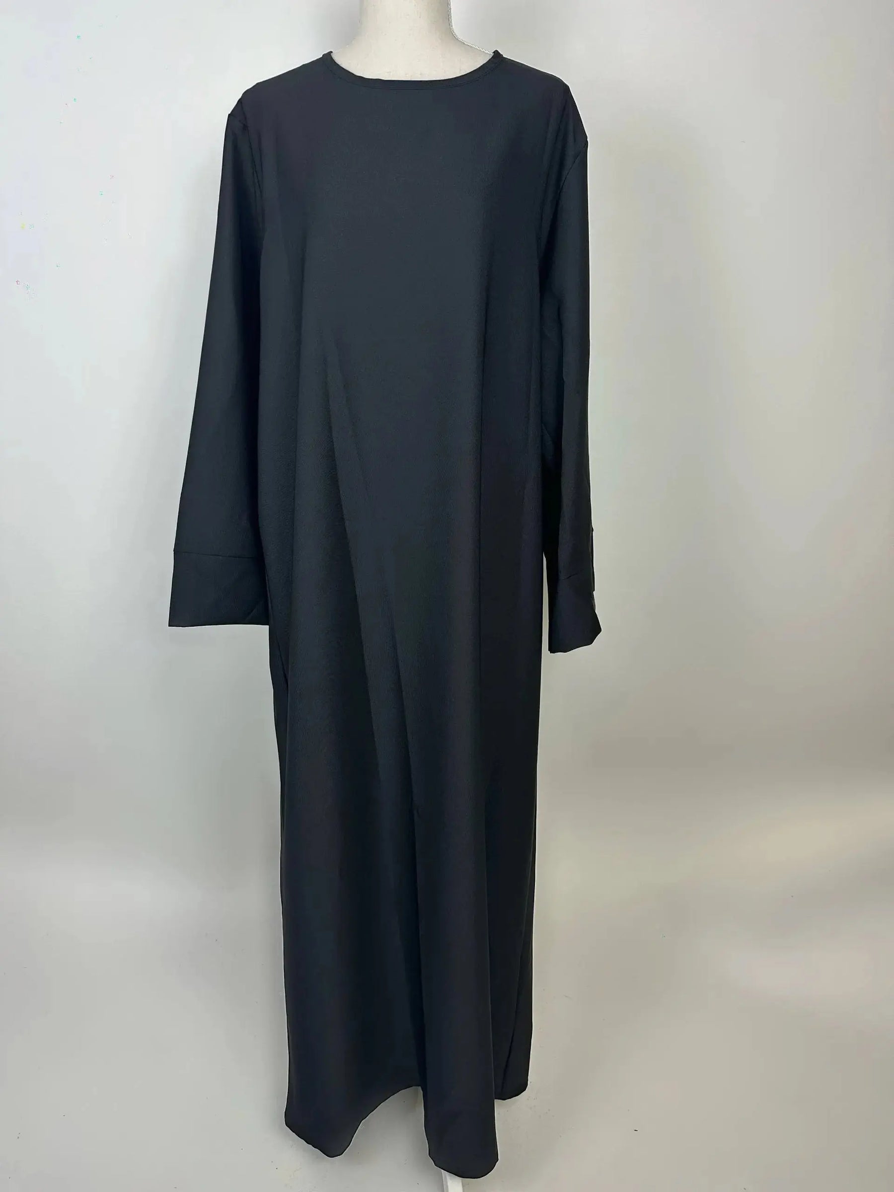 schwarze abaya aus polyester, rundhalsausschnitt, lange ärmel, locker geschnitten, frontansicht