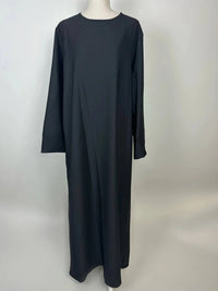 schwarze abaya aus polyester, rundhalsausschnitt, lange ärmel, locker geschnitten, frontansicht