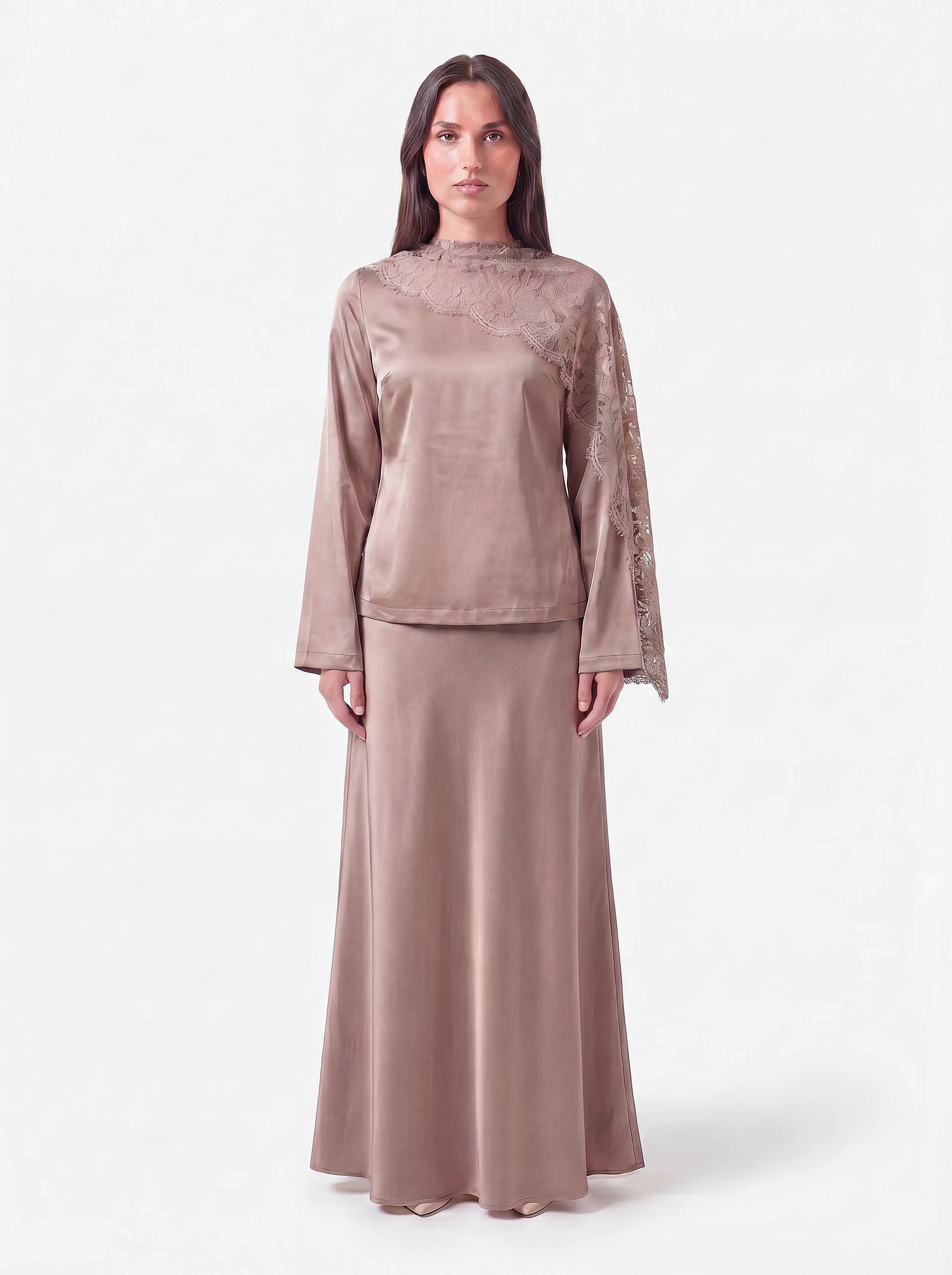 Taupe Satin-Oberteil mit Spitzeneinsatz an Schulter und Ärmel, Frontalansicht