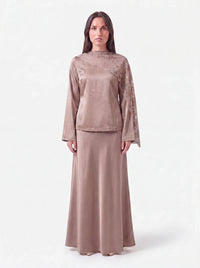 Taupe Satin-Oberteil mit Spitzeneinsatz an Schulter und Ärmel, Frontalansicht