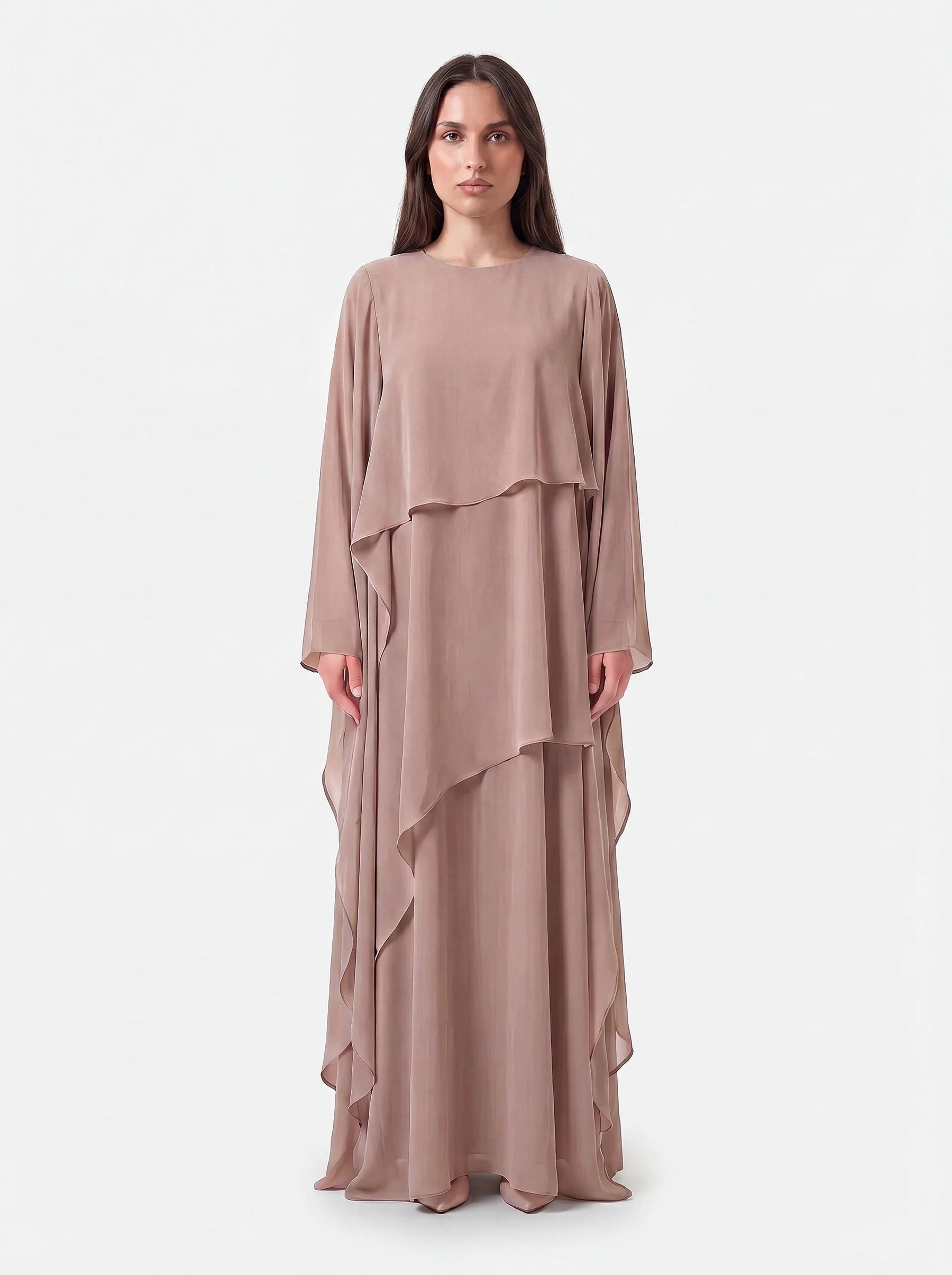 Taupe Kleid mit asymmetrischen Stufenlagen und weiten Ärmeln, fließender Stoff, Frontalansicht.