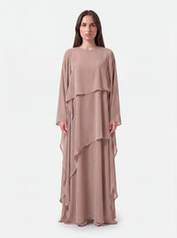 Taupe Kleid mit asymmetrischen Stufenlagen und weiten Ärmeln, fließender Stoff, Frontalansicht.