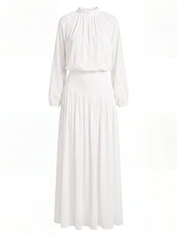 Weißes Kleid mit Stehkragen, gerafftem Oberteil und ausgestelltem Rock, Frontalansicht.