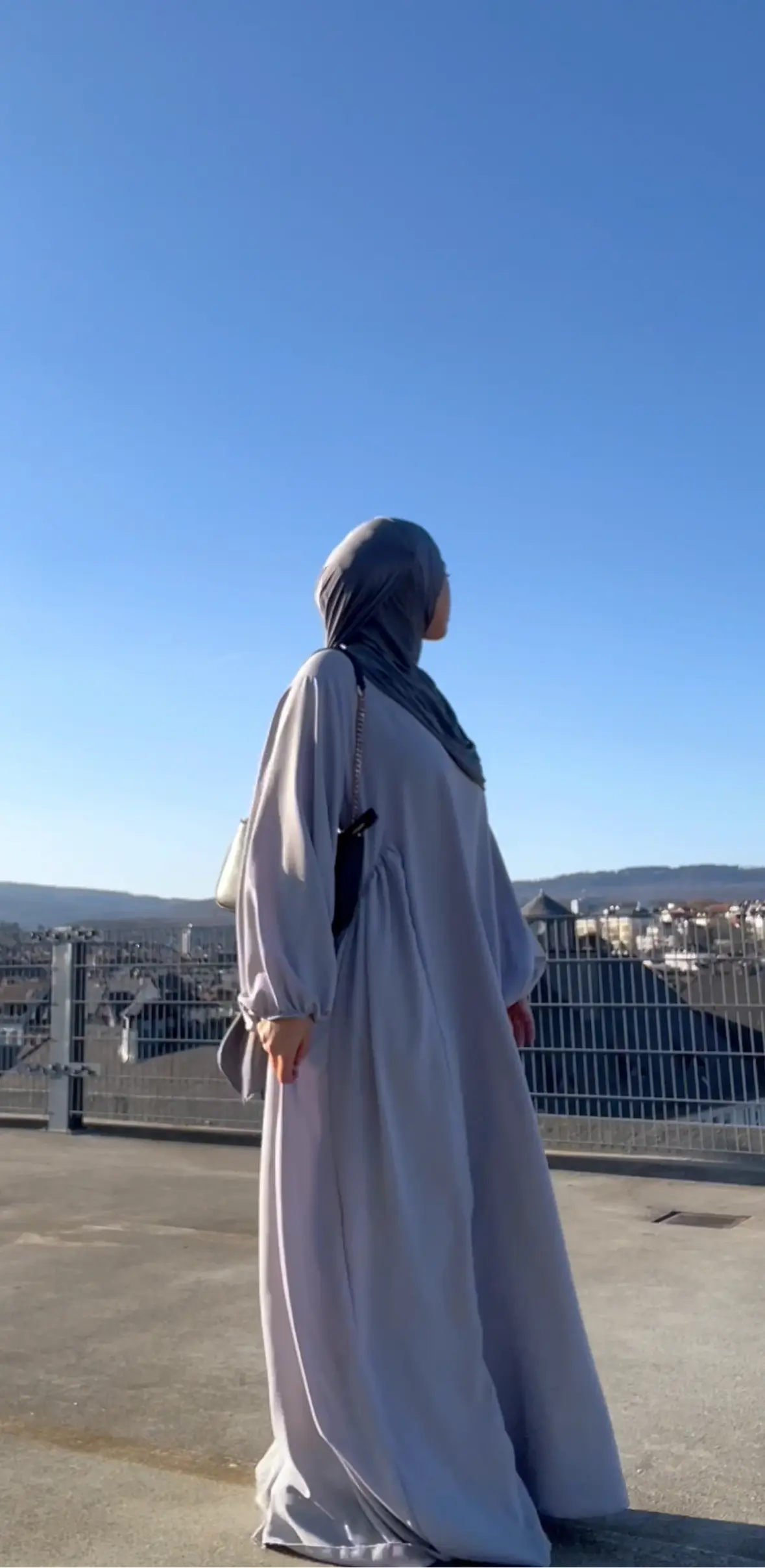 abaya aus grauem jazz stoff mit weitem fall und ballonärmeln, seitenansicht in voller länge