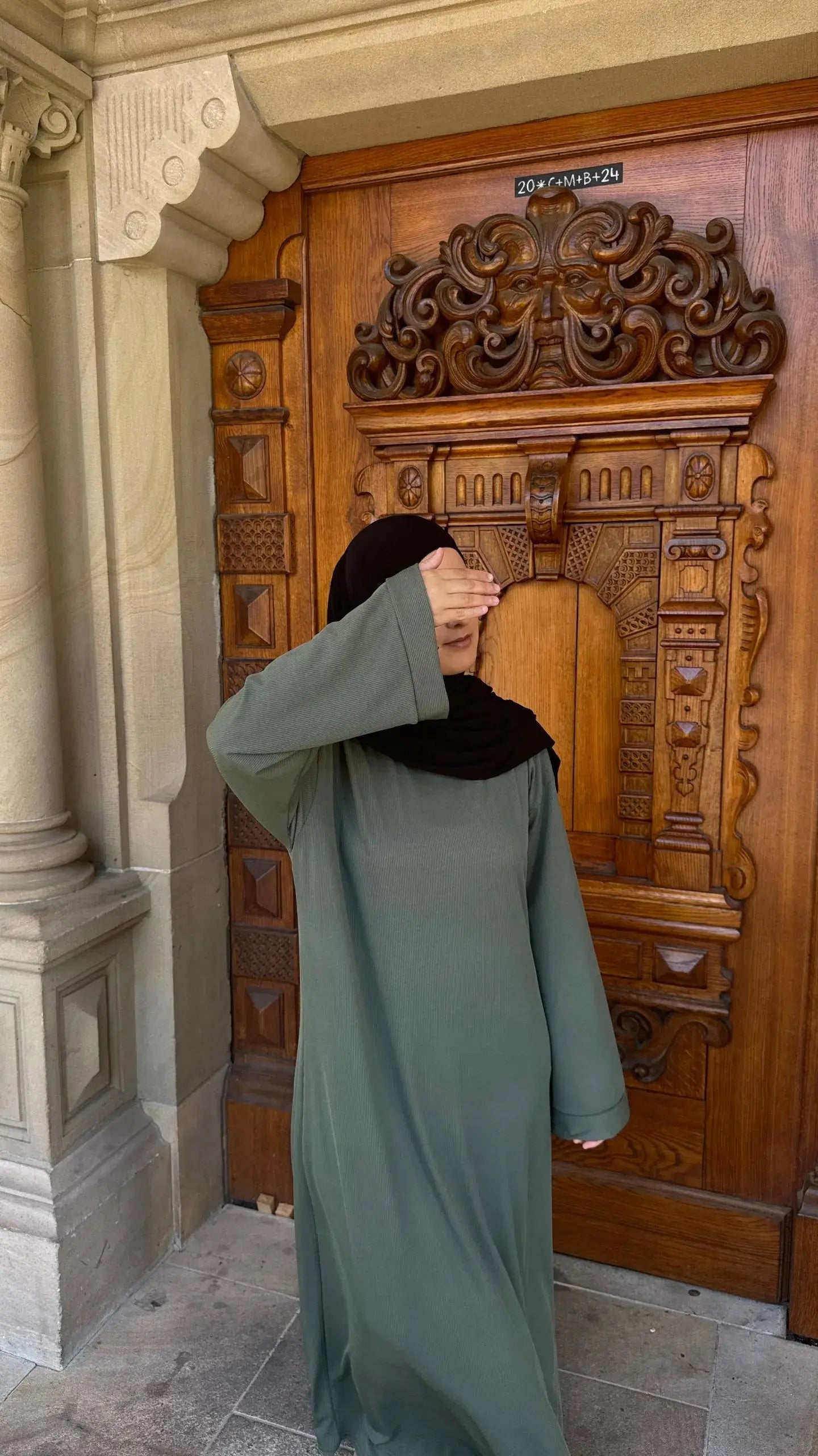 khakifarbene abaya aus polyester, gerippte optik, bodenlang, weite ärmel, frontansicht.