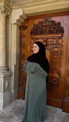 khaki abaya mit gerippter struktur und weiten ärmeln, frontansicht