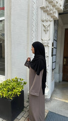abaya in taupe, gerippte optik, oversized mit weiten ärmeln, seitenansicht