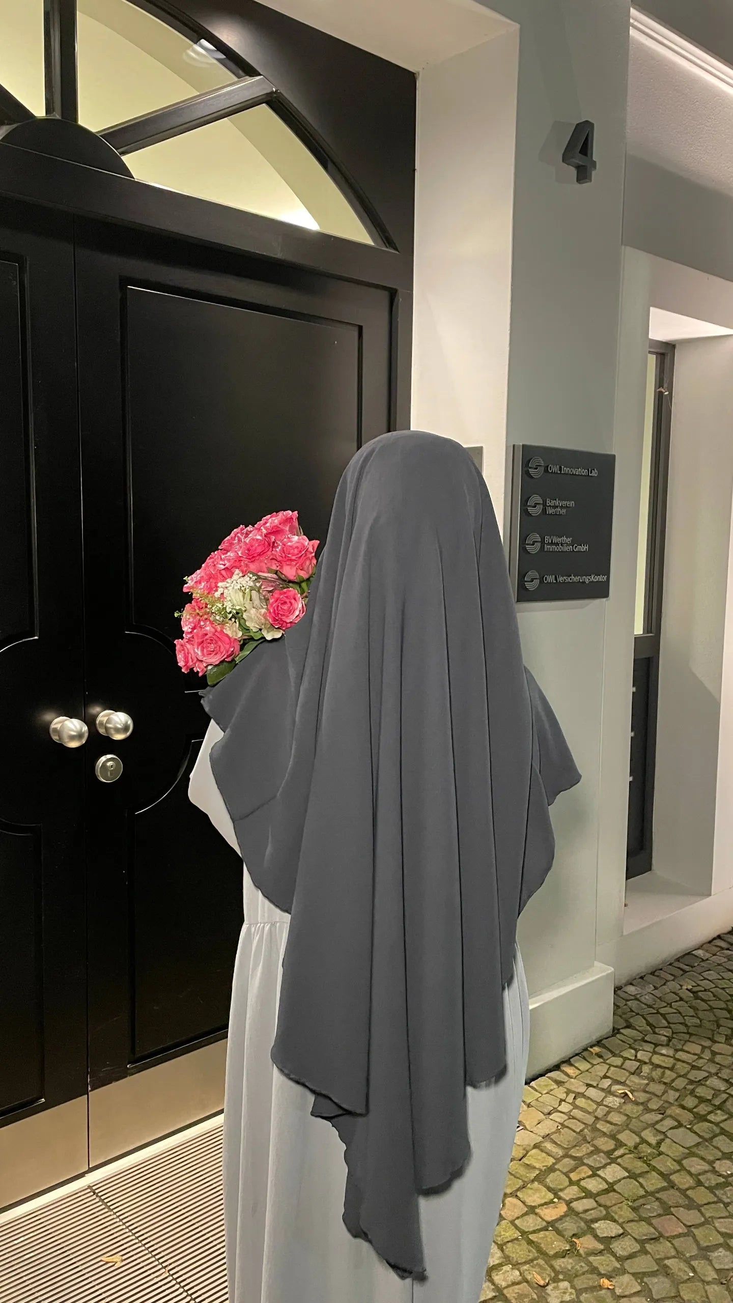 einlagiger khimar in dunkelgrau, rückenansicht mit langer blickdichter drapierung