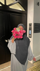 abaya in hellgrau aus jazz-stoff mit ballonärmeln, frontansicht