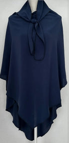 einlagiger khimar in dunkelblau aus jazz, zipfelsaum und bindeband am hals, frontansicht