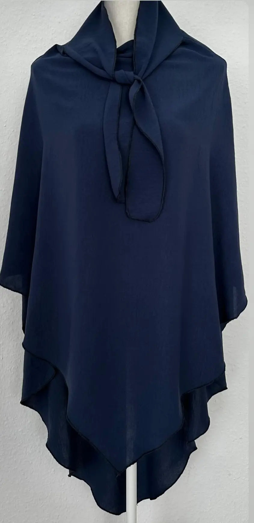 einlagiger khimar in dunkelblau aus jazz, zipfelsaum und bindeband am hals, frontansicht