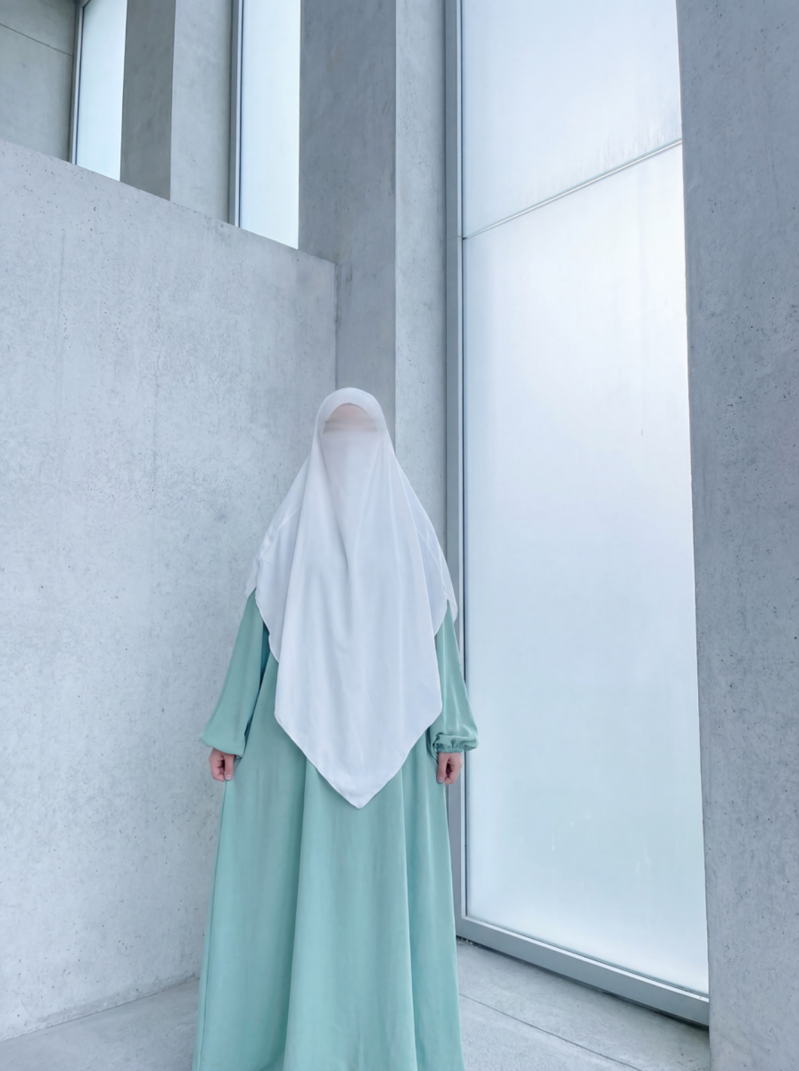 Abaya in mint aus Jazz-Stoff mit Ballonärmeln, Frontansicht.