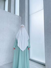 Abaya in mint aus Jazz-Stoff mit Ballonärmeln, Frontansicht.