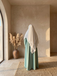 Mintgrüne Abaya aus Jazz-Stoff mit Ballonärmeln, Rückenansicht mit weißem, zweilagigem Khimar