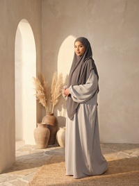 abaya in hellgrau aus jazz-stoff mit ballonärmeln, frontansicht