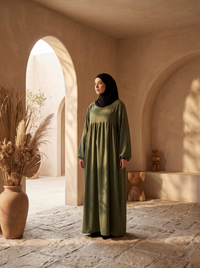 Olivgrüne Abaya aus Jazz-Stoff mit Ballonärmeln, seitliche Ansicht.