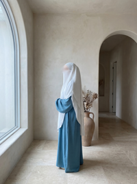 türkisfarbene abaya aus jazz-stoff mit ballonärmeln in seitenansicht