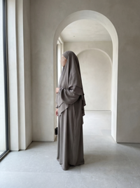 bodenlange abaya in taupe aus jazz-stoff mit ballonärmeln, seitenansicht