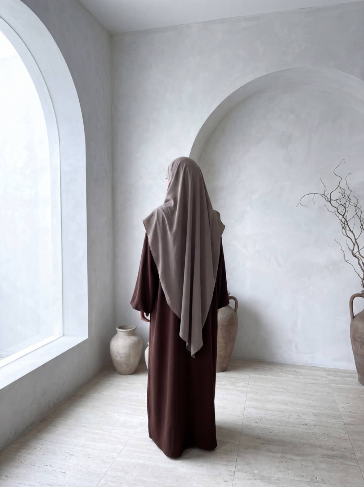 braune abaya aus jazz-stoff mit ballonärmeln, rückansicht